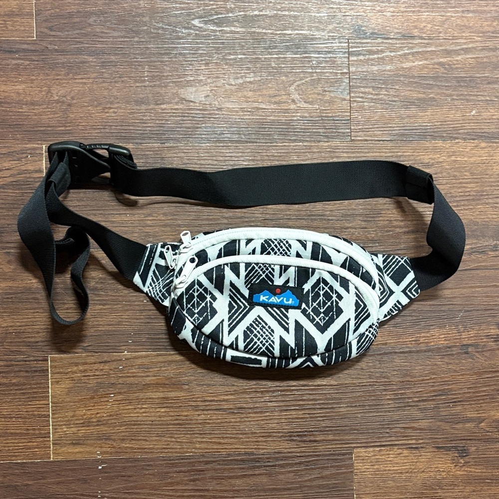 Kavu Geometric Black and White Belt Bag